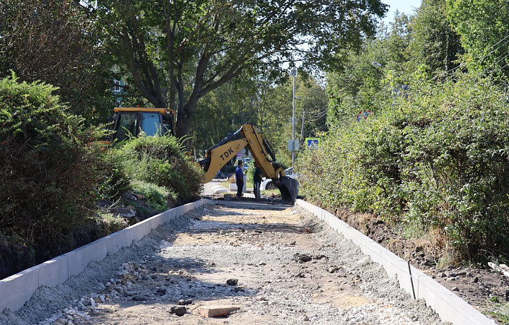 В Новомосковске завершают благоустройство тротуара на улице Кирова