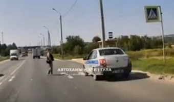 Полицейская машина чуть не сбила пешехода на Веневском шоссе в Туле