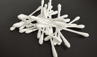 Возможно, вы делаете это неправильно: что говорят врачи о гигиене ушей и ватных палочках