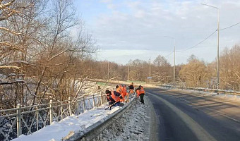 В Тульской области продолжают расчищать трассы от снега