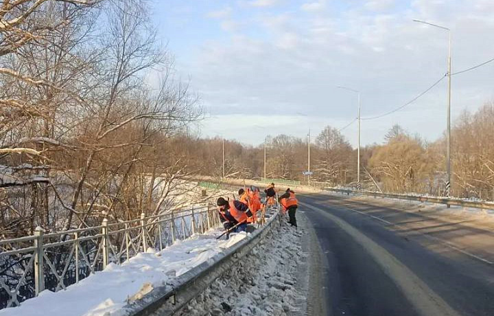 В Тульской области продолжают расчищать трассы от снега