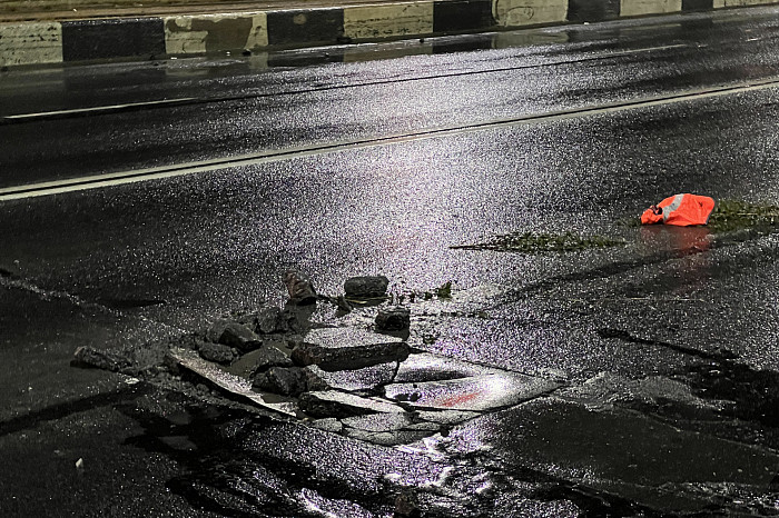 «Пробиты шины и покрышки, погнуты диски»: пострадавшие из-за ямы на Павшинском мосту в Туле автомобилисты рассказали подробности