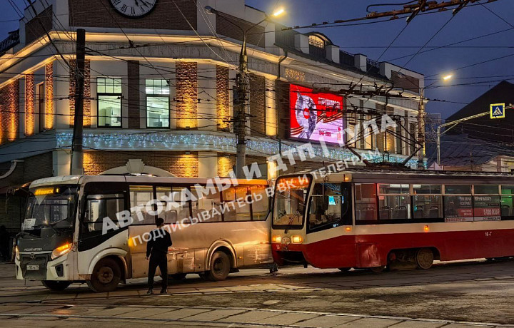 На улице Советской в Туле автобус столкнулся с трамваем