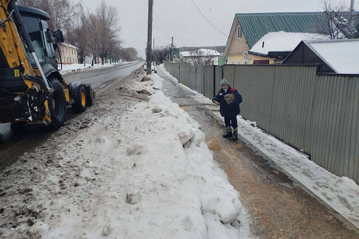 Улицы Тулы обрабатывают противогололедными материалами