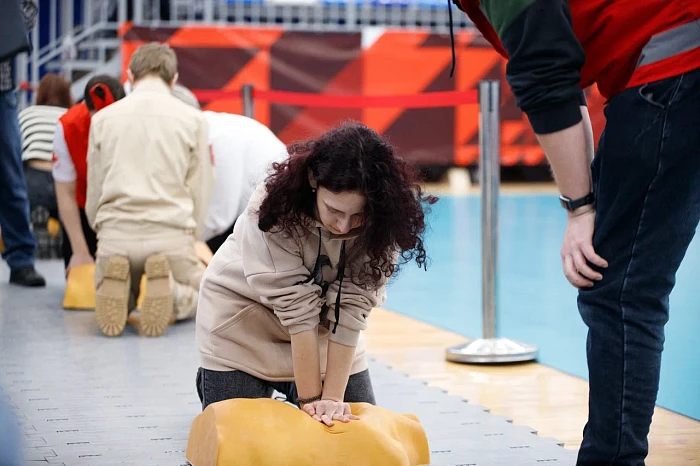 Туляки отработали навыки оказания первой помощи в рамках флешмоба «Дети спасают жизни»