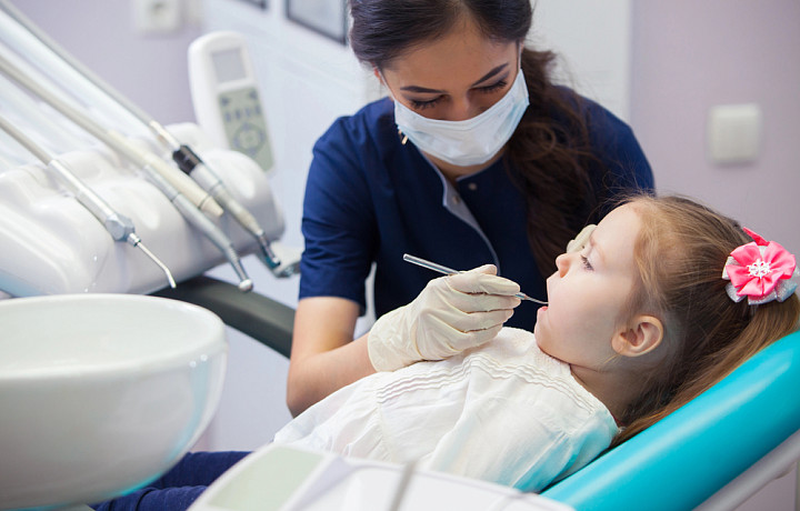 Врач рассказал, почему опасно удалять молочные зубы самостоятельно