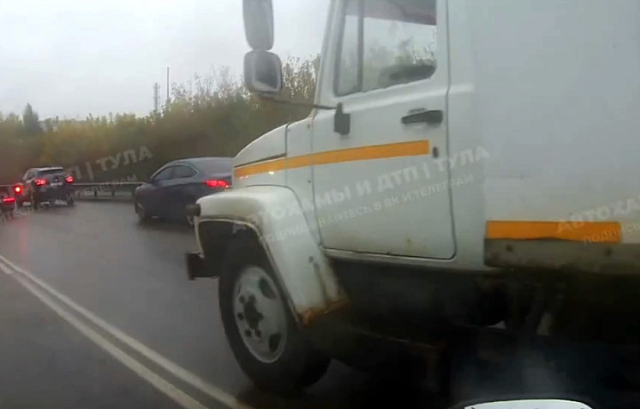 В Туле невнимательный водитель чуть не отправил мотоциклиста в больницу