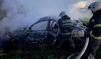 Спасатели потушили горящий автомобиль на улице Киреевской в Туле