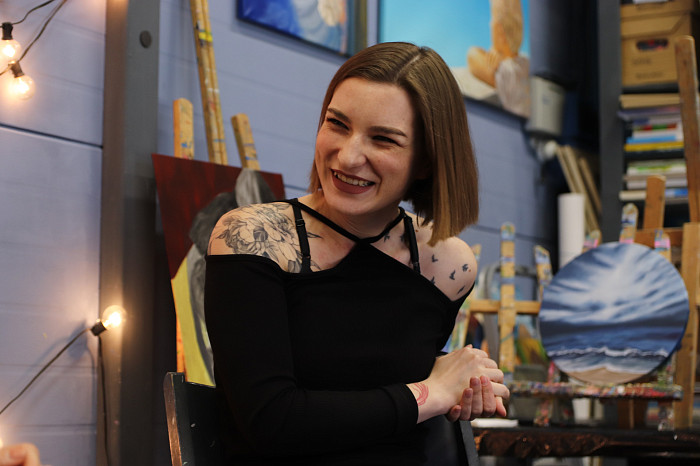 «Даже мужчины в рисовании раскрываются и получают кайф»: интервью с художницей Ксения Бондаренко, которая учит творить тех, кто раньше даже не держал в руке кисть