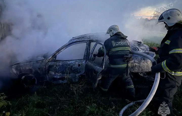 Спасатели потушили горящий автомобиль на улице Киреевской в Туле