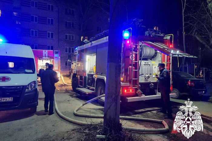 Пожарные спасли десять человек из горящей пятиэтажки на Одоевском шоссе Тулы