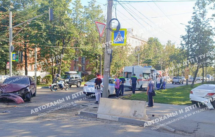На перекрестке улиц Кирова и Глинки в Туле столкнулись два легковых автомобиля