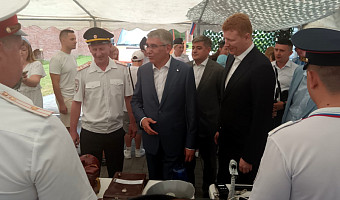 Губернатор Миляев посетил ретро-выставку автомобилей в Туле в День России