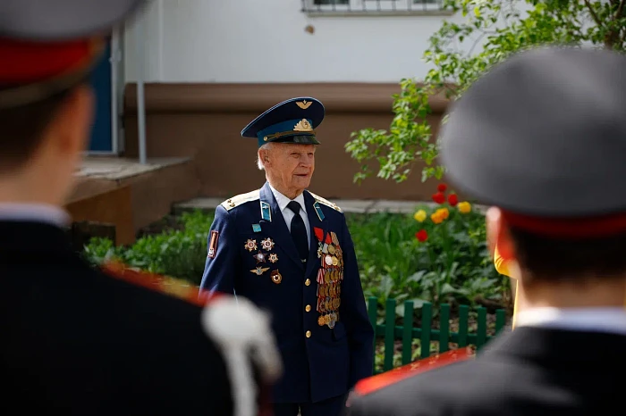 Тульские кадеты и студенты поздравили ветерана Великой Отечественной войны с наступающим Днем Победы