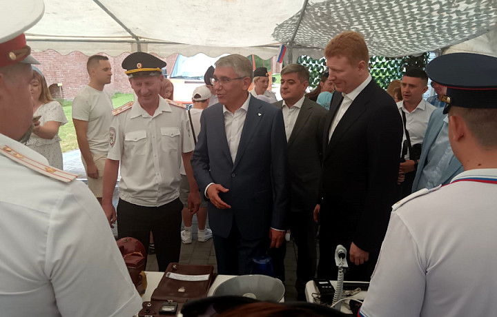 Губернатор Миляев посетил ретро-выставку автомобилей в Туле в День России