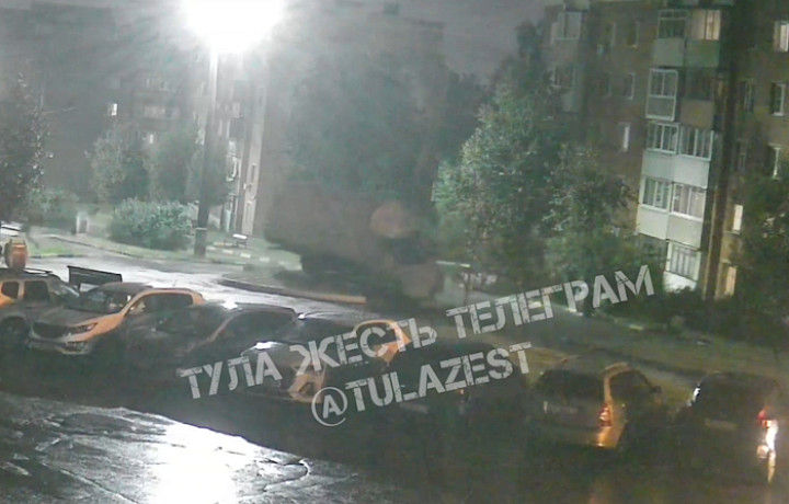 На видео попал момент наезда газели на стелу в Туле