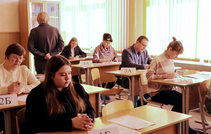 Глава администрации Донского Сергей Кулик написал ЕГЭ вместе с родителями школьников