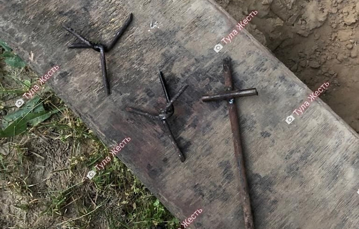 Полиция организовала проверку из-за «противошинных ежей», найденных туляками в лесу