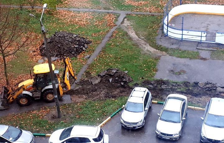 На Калужском шоссе в Туле пешеходные дорожки оставили разрытыми на два месяца