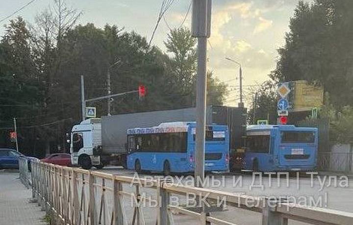 На пересечении улиц Кирова и Каракозова в Туле собралась пробка из-за ДТП с автобусами и фурой