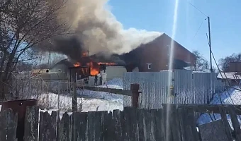 Инспекторы ДПС спасли пожилую женщину из горящего дома в Щёкине