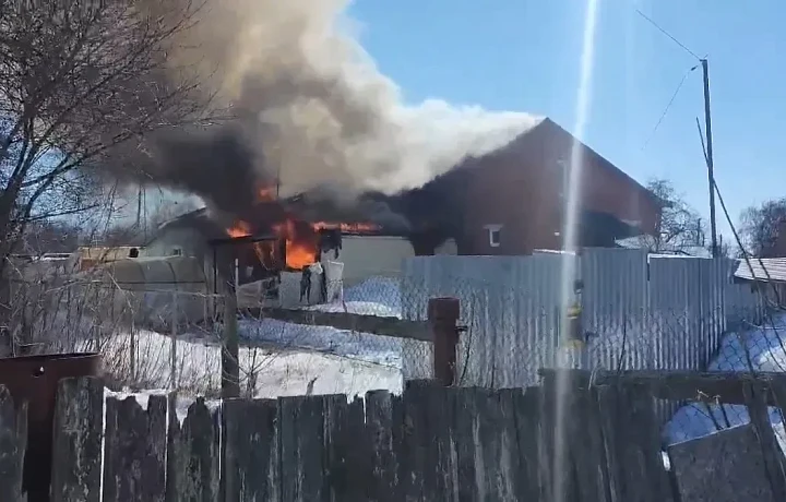 Инспекторы ДПС спасли пожилую женщину из горящего дома в Щёкине
