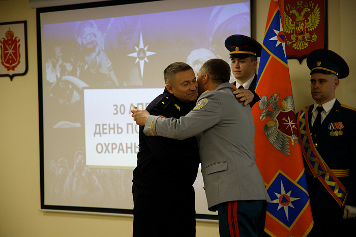 Глава тульского МЧС поздравил спасателей с Днем пожарной охраны