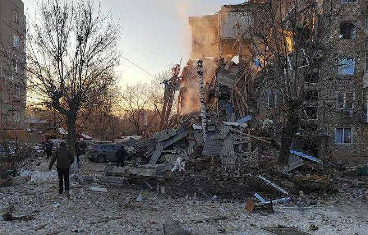 Спасатели МЧС работают на месте обрушения части дома в Ефремове из-за взрыва газа