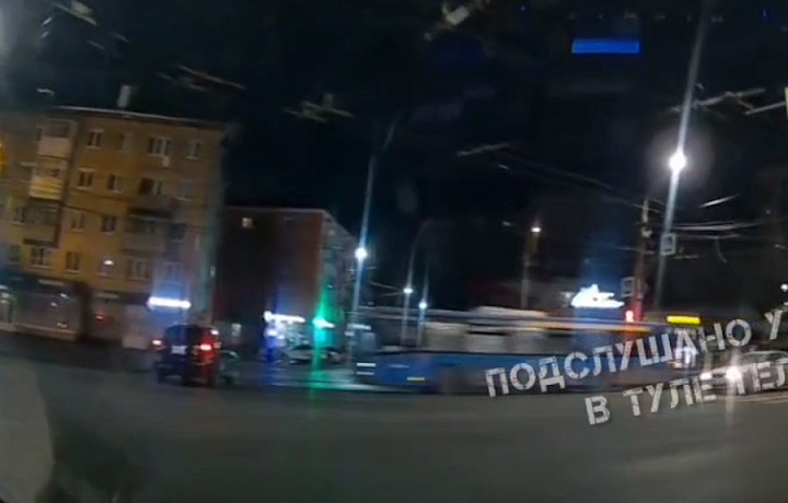 ﻿Ночью на улице 9 Мая в Туле столкнулись кроссовер и автобус