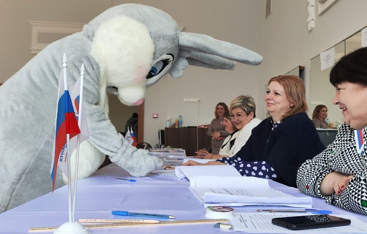 В Ясногорске на избирательный участок пришел человек в костюме зайца