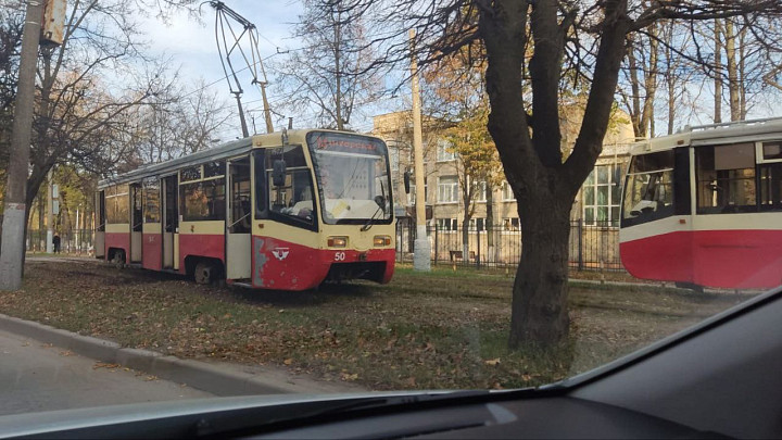 Трамвай сошел с рельсов на улице Фридриха Энгельса в Туле