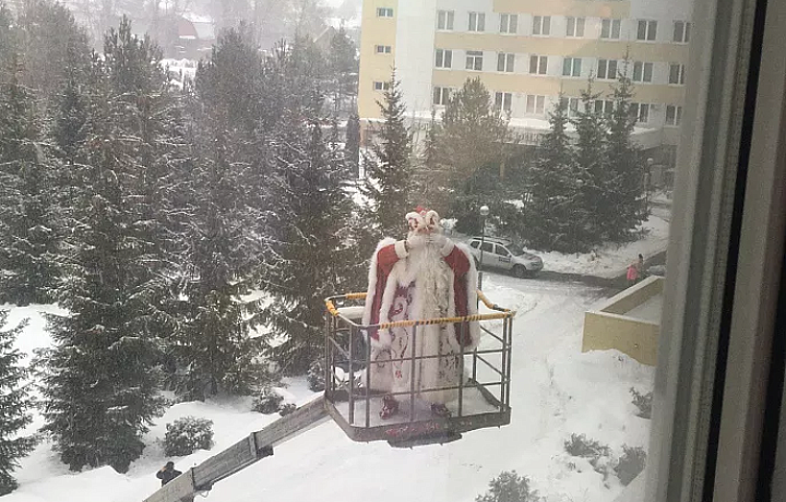 Дед Мороз и Снегурочка поздравили пациентов детской областной больницы