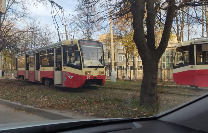 Трамвай сошел с рельсов на улице Фридриха Энгельса в Туле