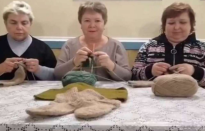 В Тульской области жители вяжут носочки для участников СВО