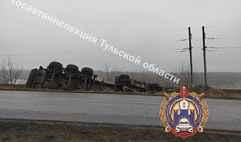 В Новомосковске фура слетела в кювет и перевернулась