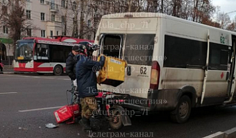 Курьер на электровелосипеде влетел в маршрутку на проспекте Ленина в Туле