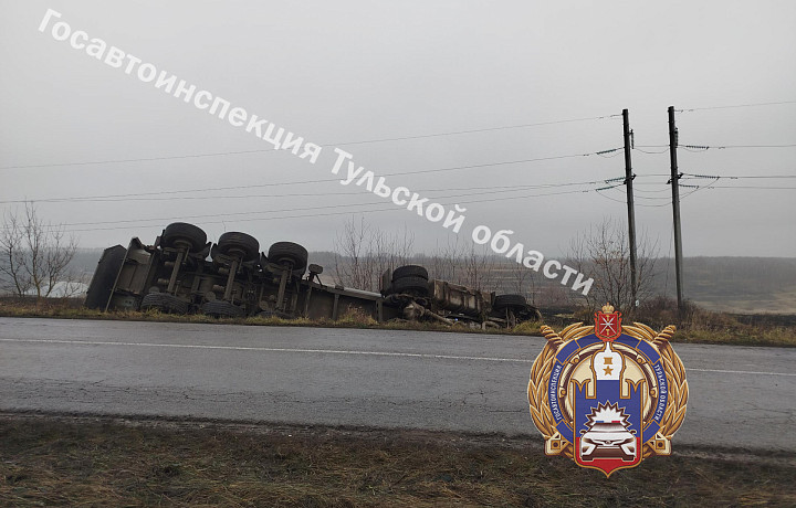 В Новомосковске фура слетела в кювет и перевернулась