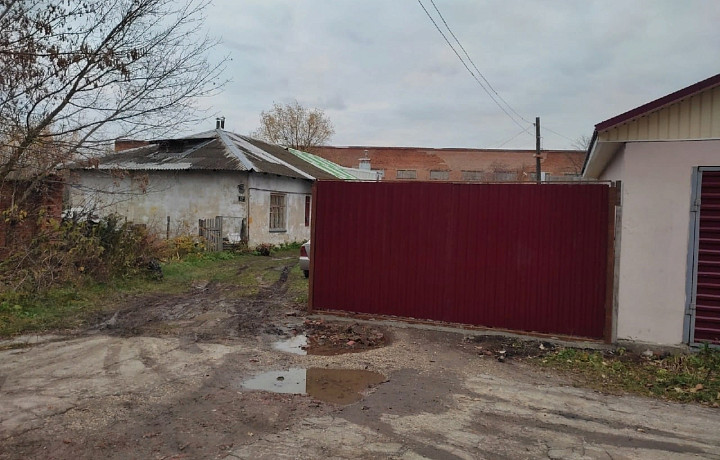 Жительницу Донского соседи замуровали забором