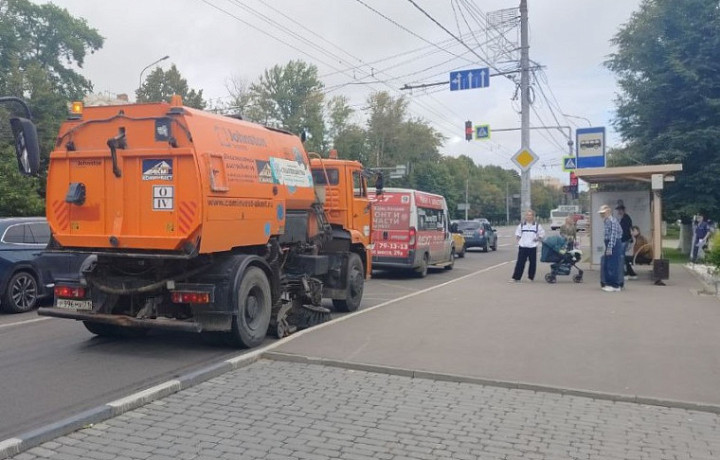 Уборка дорог и тротуаров продолжается в Туле 20 августа