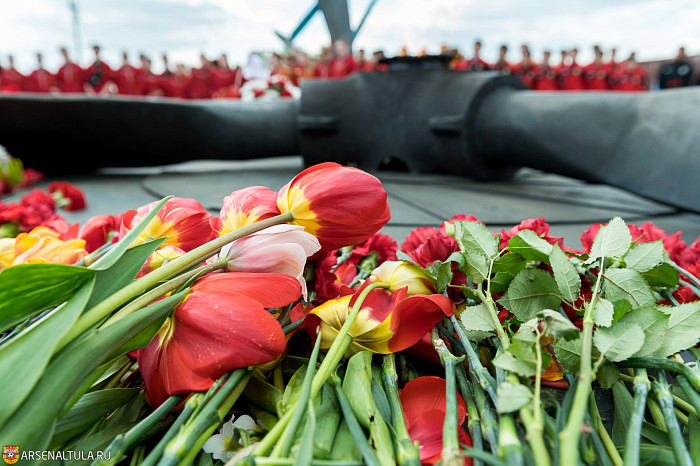 Футболисты «Арсенала» и волейболистки «Тулицы-2» возложили цветы к мемориалу «Защитникам неба Отечества»