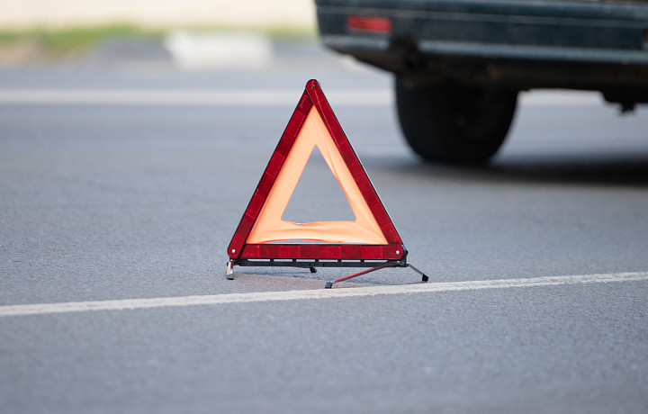 В ДТП на скользкой дороге Тула-Новомосковск пострадал водитель ВАЗа