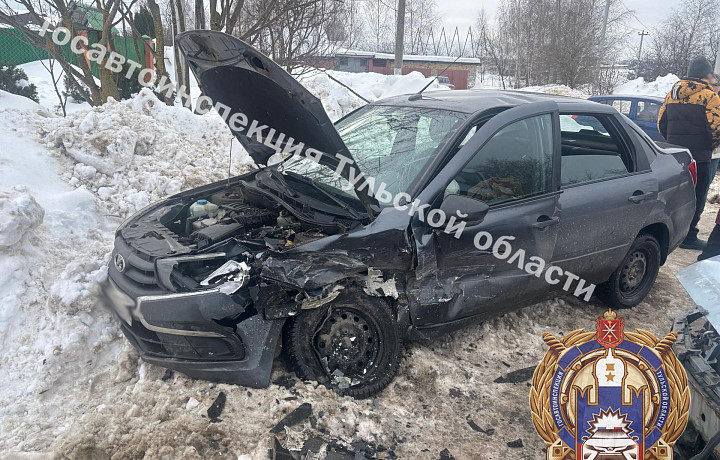 Водитель и пассажир «Лады» пострадали в лобовом ДТП в Туле