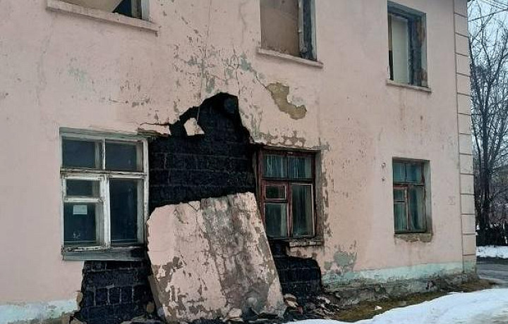 У одного из домов в Новомосковске обвалилась часть стены