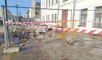 На улице Металлистов в Туле часть здания рухнула на пешеходную зону