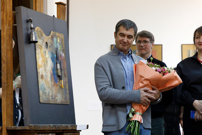 Таинственные маски и средневековые мотивы: в Туле открылась выставка художника Александра Майорова