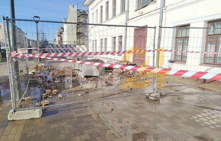 На улице Металлистов в Туле часть здания рухнула на пешеходную зону