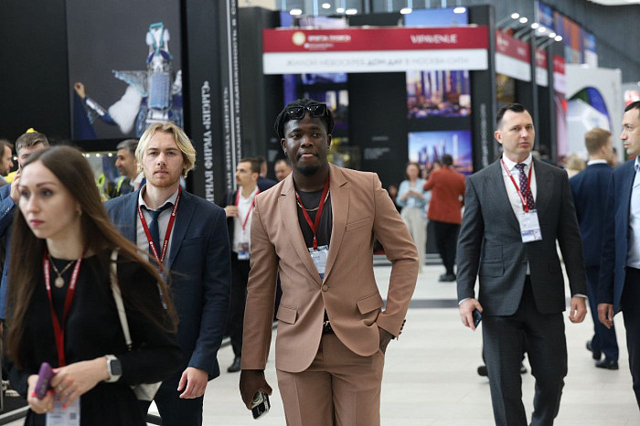 Люди, машины, роскошь: яркие фото третьего дня ПМЭФ-2024