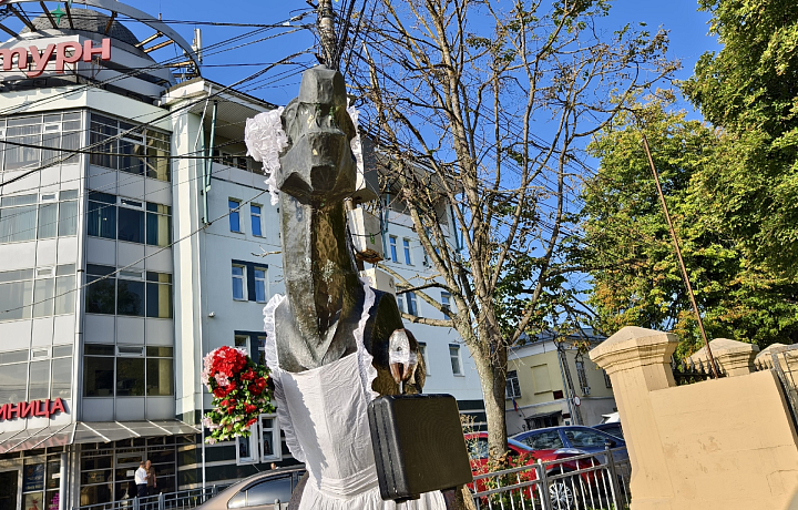 Серпентина Юрьевна из тульского экзотариума нарядилась в День знаний