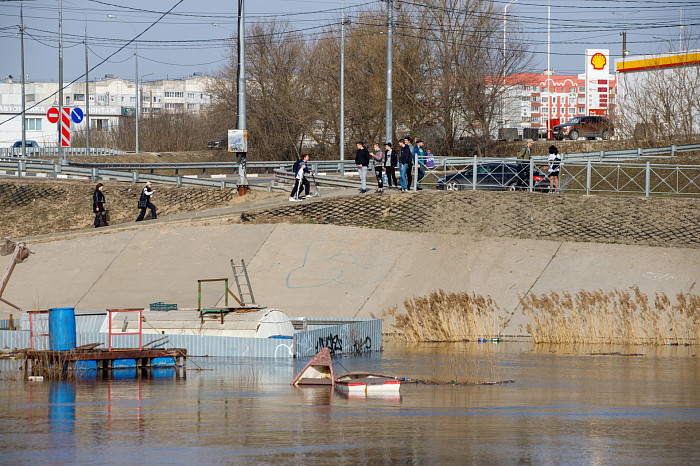 Заплыв у детского городка, затопленное кафе и завораживающая водная гладь: фоторепортаж с набережной в центре Тулы