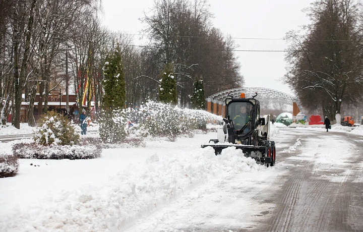 Свыше 100 единиц техники вышли на уборку Тулы от снега